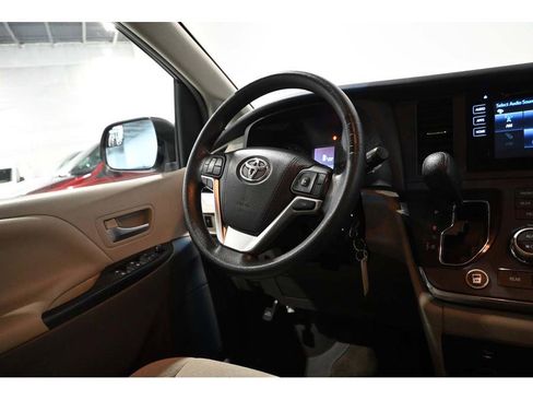 Used 2015 Toyota Sienna LE FWD image 24