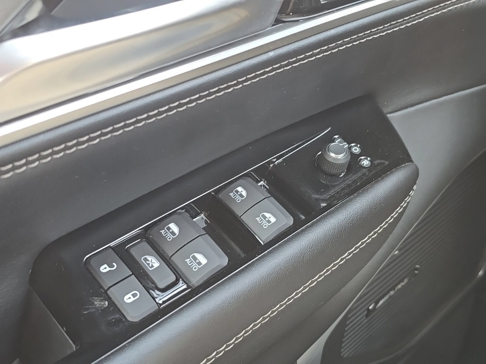 Used 2025 Jeep Wagoneer 4WD image 16