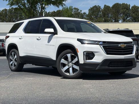 Used 2022 Chevrolet Traverse LT w/ LT Premium Package image 2