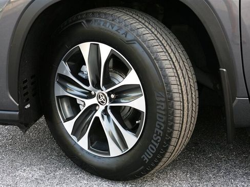 Used 2021 Toyota Highlander XLE image 3