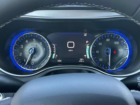 Used 2025 Chrysler Pacifica Limited FWD image 17