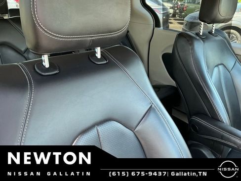 Used 2023 Chrysler Pacifica Touring-L FWD image 10