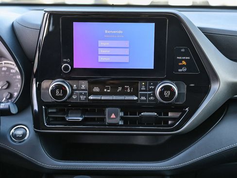 Used 2023 Toyota Highlander LE FWD image 3