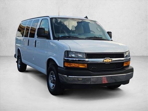 Used 2025 Chevrolet Express 2500 LT w/ LT Preferred Equipment Group RWD image 3