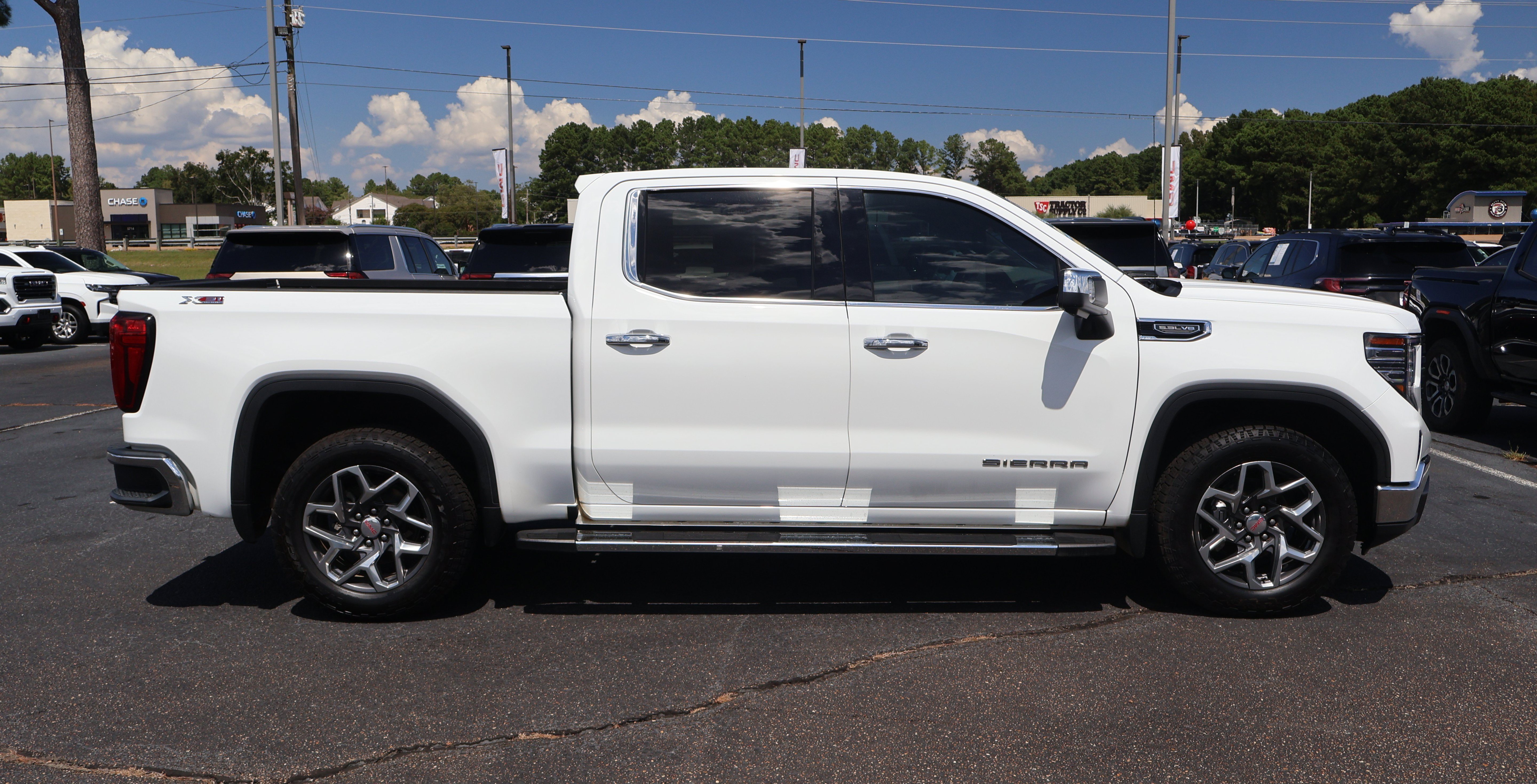 Used 2023 GMC Sierra 1500 SLT w/ SLT Premium Package AWD/4WD image 3