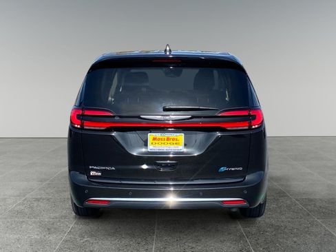 Used 2024 Chrysler Pacifica Limited FWD image 4
