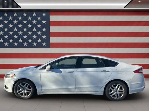 Used 2015 Ford Fusion SE image 2