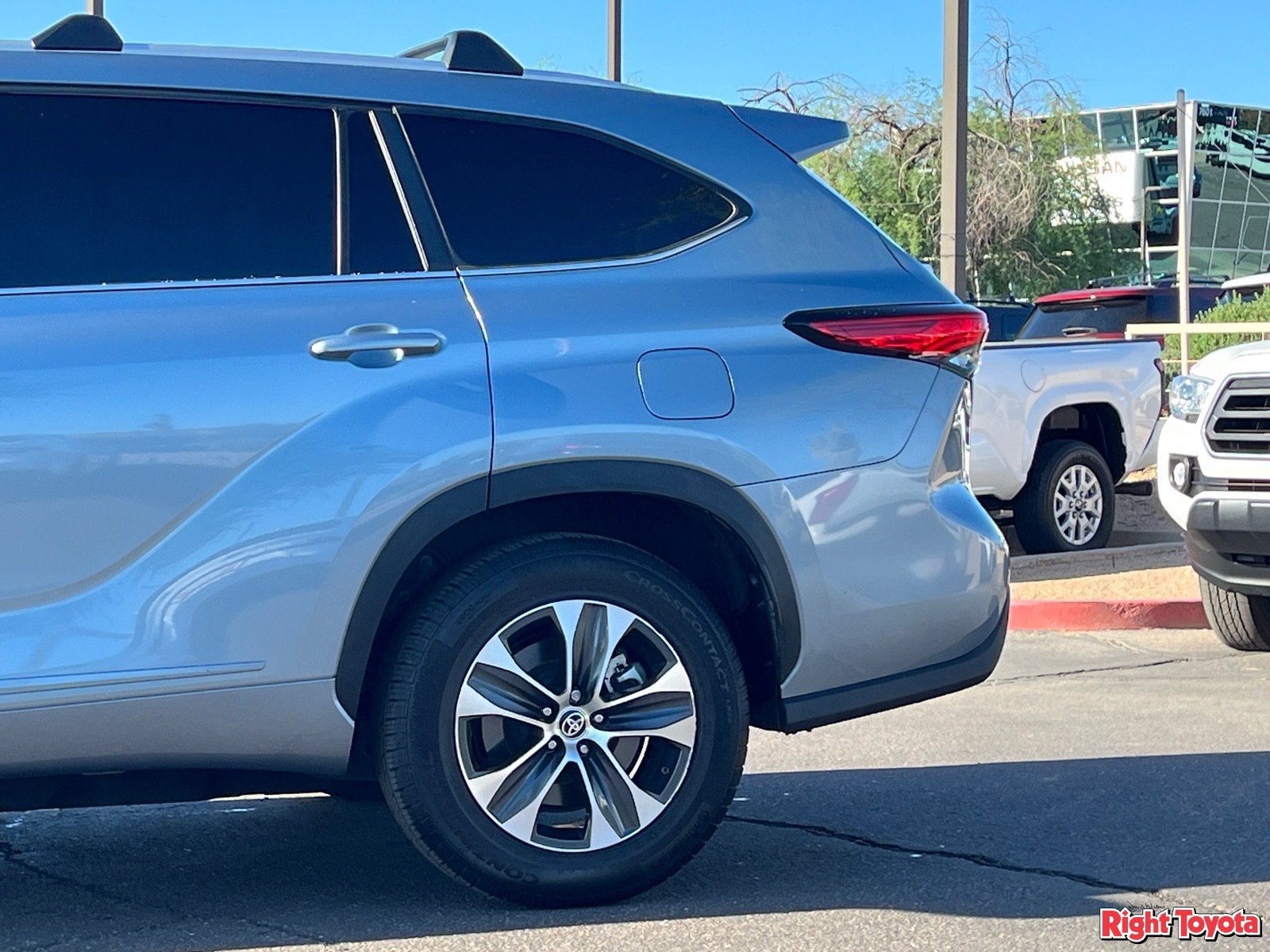 Used 2023 Toyota Highlander XLE FWD image 11