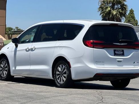Used 2024 Chrysler Pacifica Limited FWD image 6