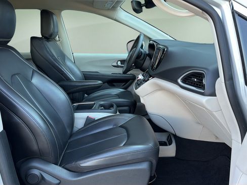 Used 2023 Chrysler Pacifica Touring-L FWD image 11