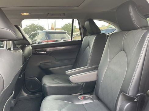 Used 2022 Toyota Highlander Platinum image 11