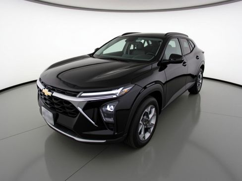 Used 2025 Chevrolet Trax LT image 3