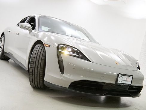 Used 2022 Porsche Taycan image 6