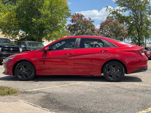 Used 2022 Hyundai Elantra SEL FWD image 3