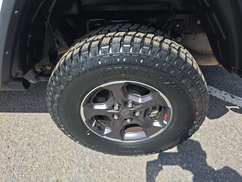 Used 2023 Jeep Gladiator Rubicon w/ LED Lighting Group AWD/4WD image 38