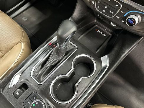 Used 2023 Chevrolet Traverse Premier FWD image 21