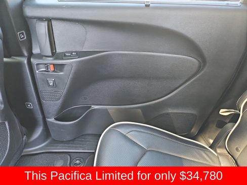 Used 2025 Chrysler Pacifica Limited FWD image 37