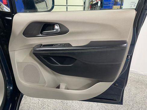 Used 2022 Chrysler Pacifica Touring-L image 12