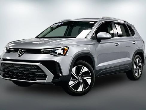 Used 2025 Volkswagen Taos SE AWD/4WD image 3