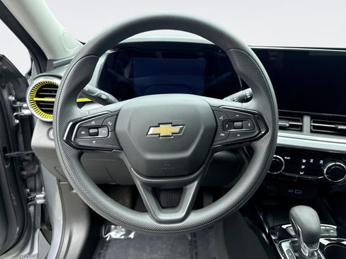 Used 2024 Chevrolet Trax LT w/ Sunroof Package image 12