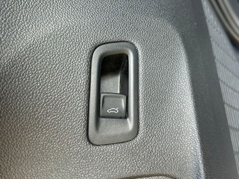 Used 2024 Volkswagen Atlas Cross Sport SE image 18