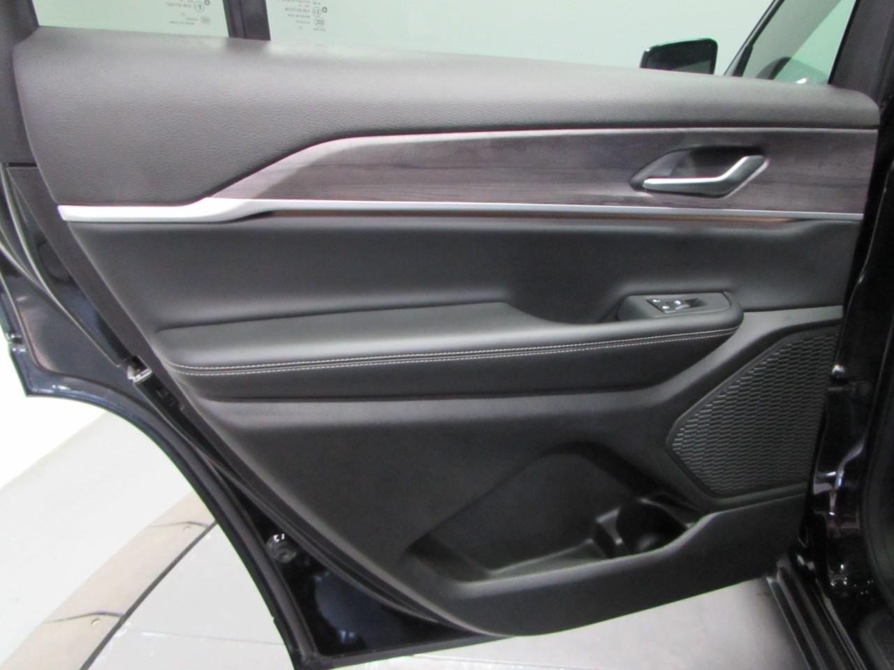 Used 2023 Jeep Grand Cherokee L Limited AWD/4WD image 14