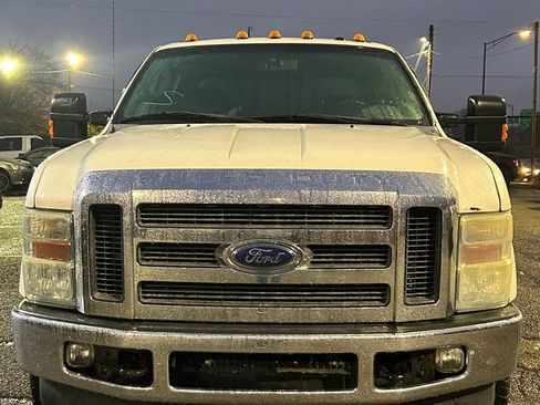 Used 2010 Ford F350 Lariat image 3