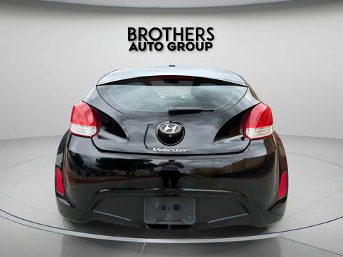 Used 2013 Hyundai Veloster w/ Style Pkg image 10