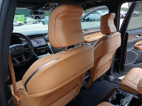 Used 2023 Jeep Grand Cherokee L Summit w/ Luxury Tech Group V AWD/4WD image 26