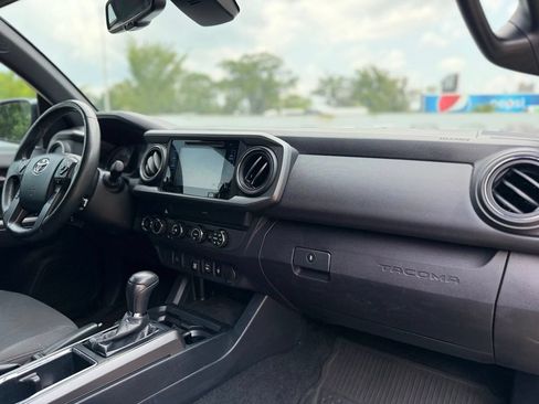 Used 2019 Toyota Tacoma TRD Off-Road AWD/4WD image 17