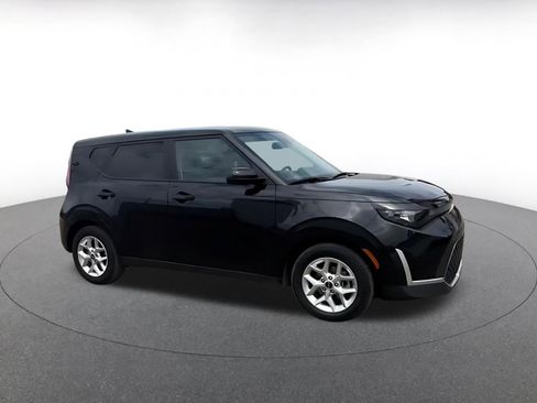 Used 2025 Kia Soul LX w/ LX Technology Package FWD image 2