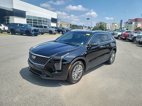 Used 2024 Cadillac XT4 Premium Luxury w/ Technology Package FWD image 3
