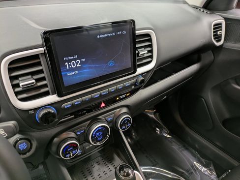 Used 2023 Hyundai Venue Limited image 10