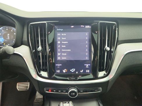 Used 2019 Volvo S60 T6 R-Design image 19