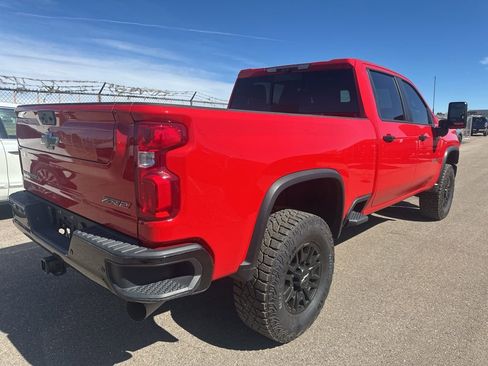 Used 2024 Chevrolet Silverado 2500 ZR2 w/ Technology Package image 6