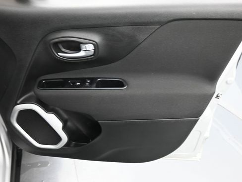 Used 2020 Jeep Renegade Latitude w/ Cold Weather Group image 18