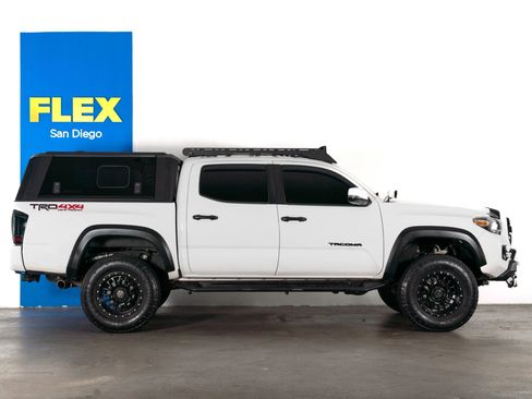 Used 2018 Toyota Tacoma TRD Off-Road w/ Technology Package AWD/4WD image 4