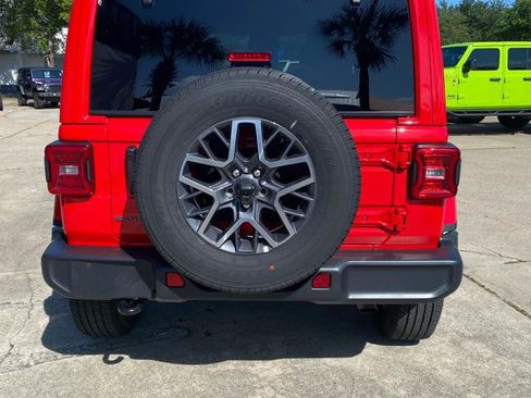 Used 2026 Jeep Wrangler Unlimited Sahara AWD/4WD image 6