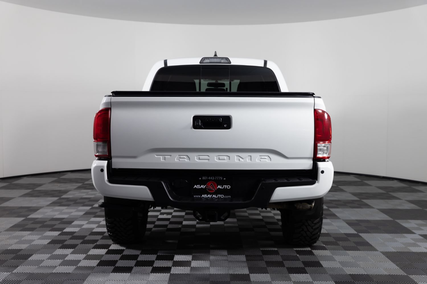 Used 2017 Toyota Tacoma TRD Off-Road w/ Premium & Technology Package AWD/4WD image 6