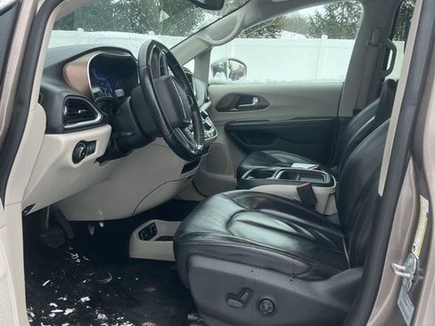 Used 2017 Chrysler Pacifica Touring-L w/ Tire & Wheel Group image 5