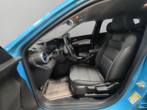 Used 2025 Chevrolet Trax LT w/ LT Convenience Package image 9