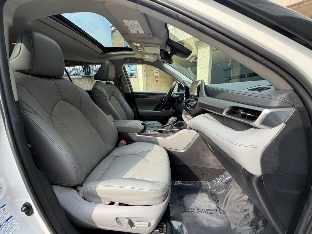Used 2022 Toyota Highlander Limited AWD/4WD image 22