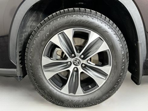 Used 2022 Toyota Highlander XLE image 11