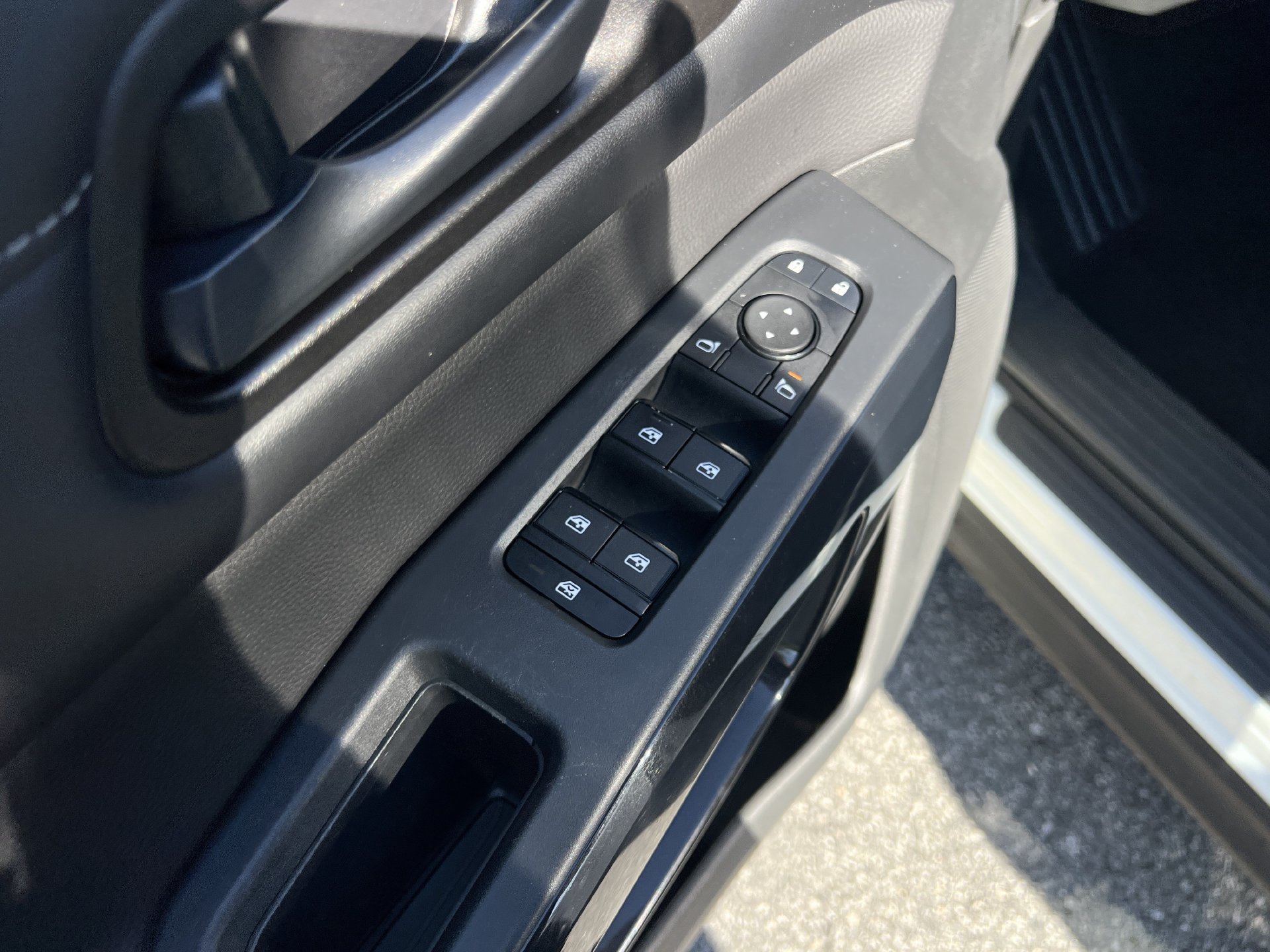 Used 2024 Nissan Pathfinder SV FWD image 15