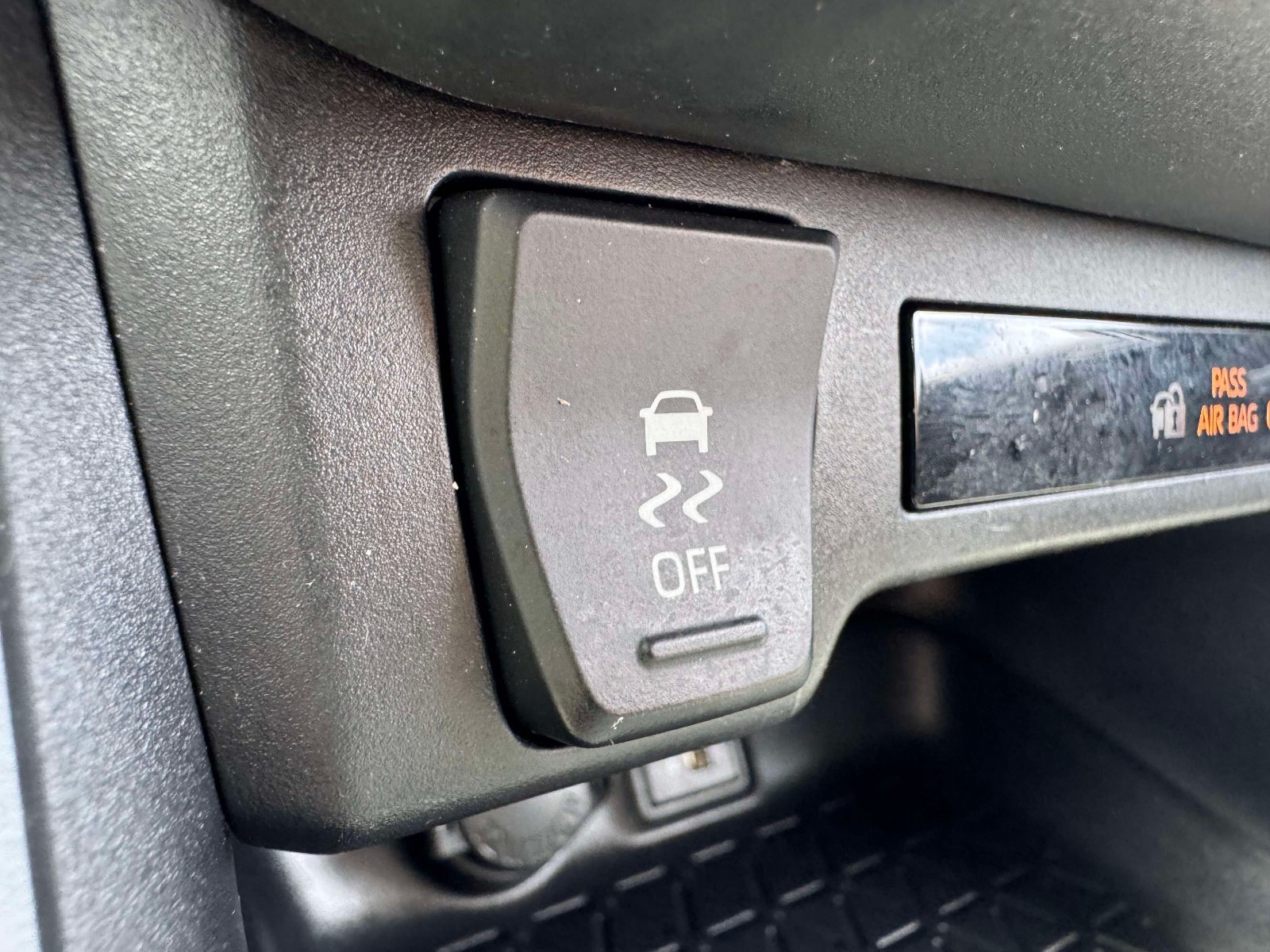 Used 2025 Toyota RAV4 XLE FWD image 33