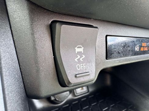 Used 2025 Toyota RAV4 XLE FWD image 33