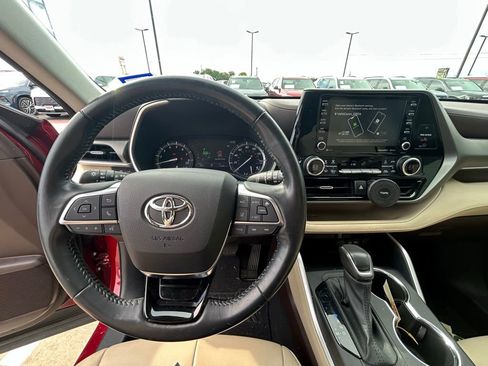Used 2021 Toyota Highlander XLE FWD image 9