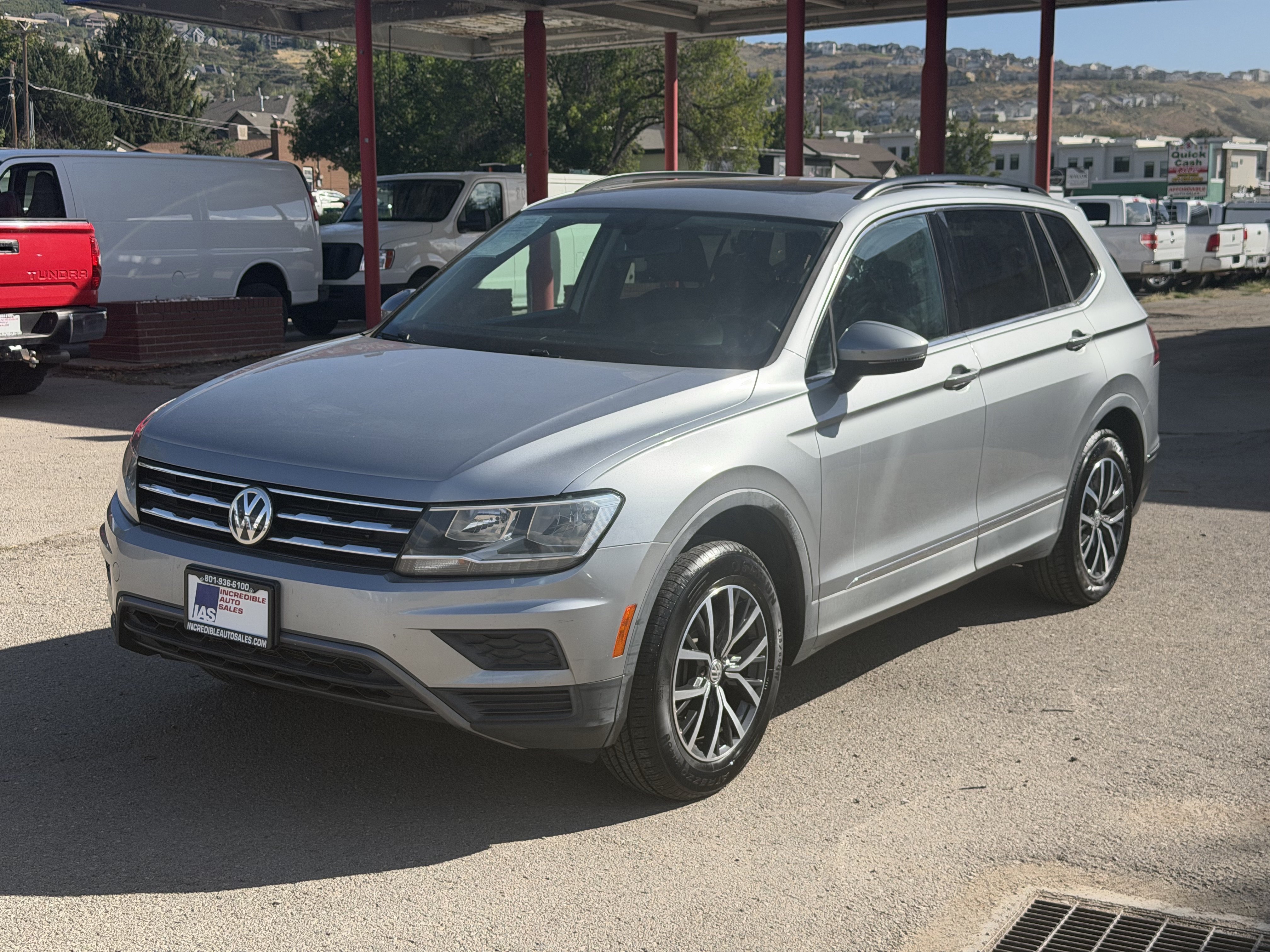 Used 2020 Volkswagen Tiguan SE w/ Panoramic Sunroof Package FWD image 2