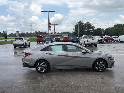 Used 2025 Hyundai Elantra SEL FWD image 5