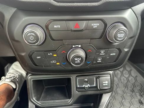 Used 2018 Jeep Renegade Altitude w/ Popular Equipment Group FWD image 16